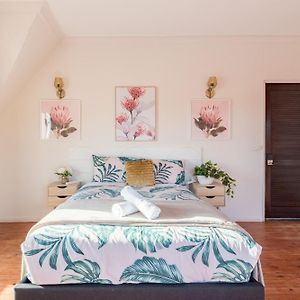 Bright King Room - Waterfront - Near Stations - Shared Bathroom